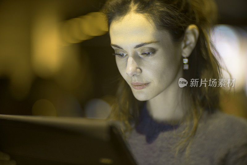 Close up tablet woman晚上